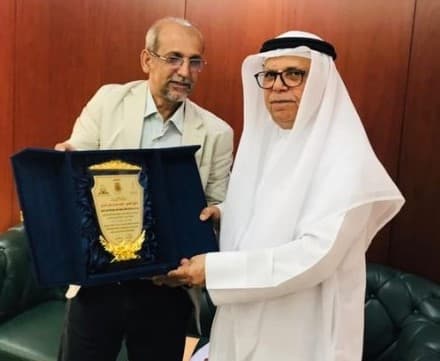 د. قاسم الأصبحي يقدم ترس شكر وأمتنان للشيخ الفاضل قاسم الشرفي